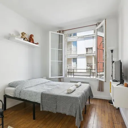 Quiet Studio With Terrace Near Beautiful Garden Apartment