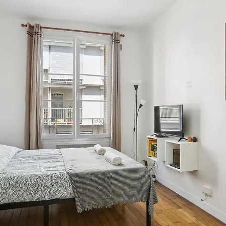 Quiet Studio With Terrace Near Beautiful Garden
